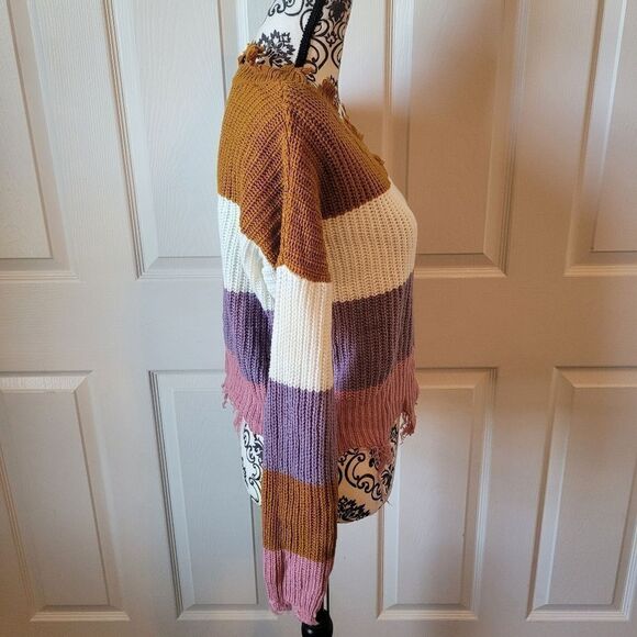 Full Circle Trends Distressed woman's sweater size large - Picture 2 of 6